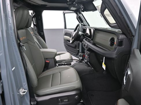 New 2025 Jeep Gladiator Mojave w/ Safety Group image 18