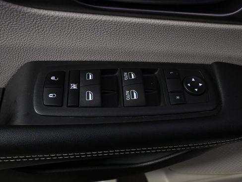 Used 2022 Chrysler Pacifica Touring-L image 23