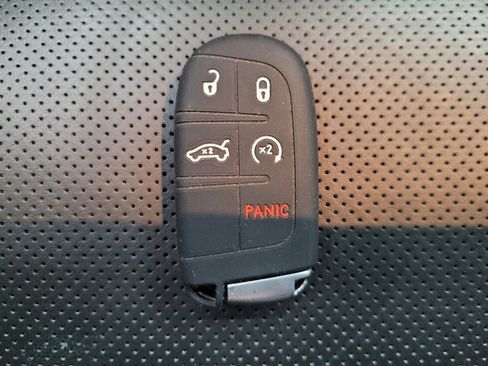 Used 2017 Jeep Grand Cherokee Limited w/ Luxury Group II image 32