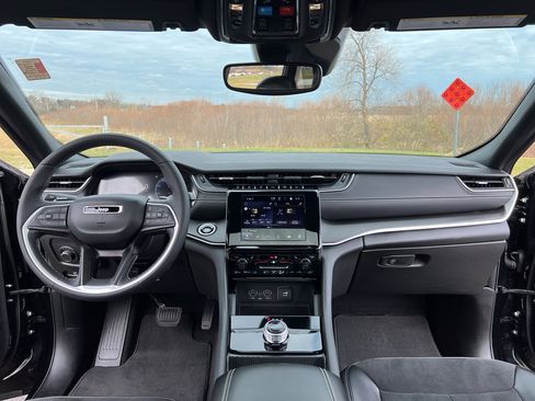 Used 2024 Jeep Grand Cherokee Altitude image 21