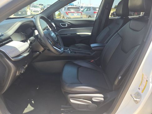 Used 2024 Jeep Compass Latitude AWD/4WD image 9