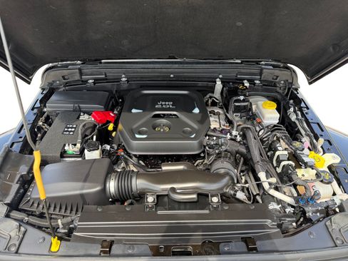 Certified 2019 Jeep Wrangler Unlimited Sahara AWD/4WD image 23