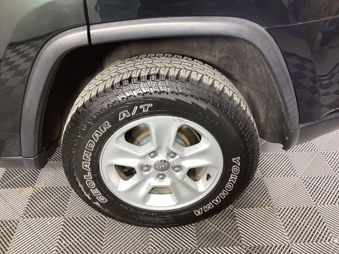 Used 2014 Jeep Grand Cherokee Laredo w/ Security & Convenience Group image 12