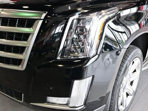 Used 2015 Cadillac Escalade Luxury AWD/4WD image 10