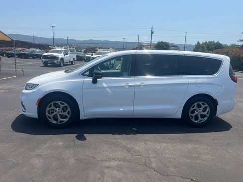 Used 2024 Chrysler Pacifica Limited image 7