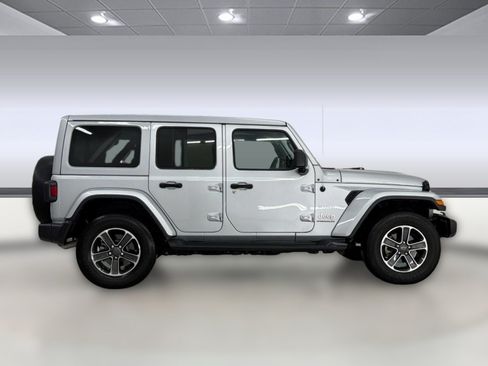 Used 2023 Jeep Wrangler Unlimited Sahara w/ Cold Weather Group AWD/4WD image 7