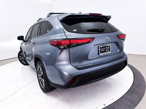 Used 2023 Toyota Highlander XLE FWD image 2