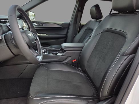 New 2025 Jeep Grand Cherokee Altitude RWD image 17
