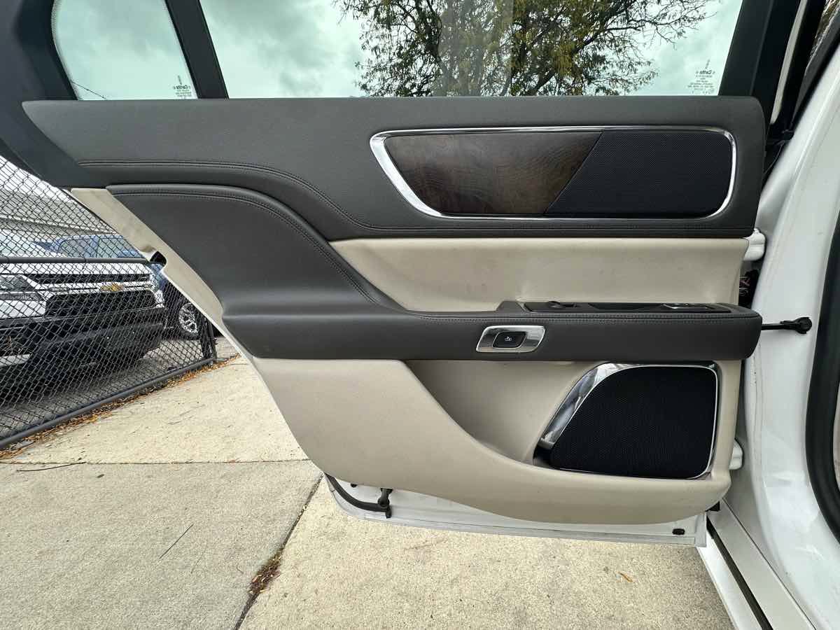 Used 2017 Lincoln Continental Select FWD image 39