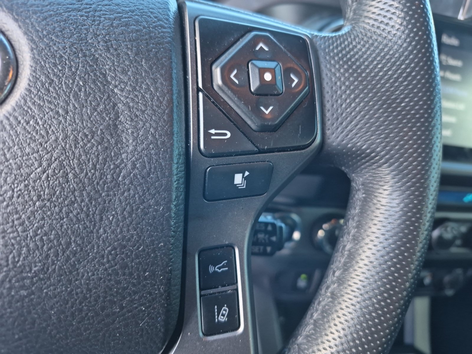 Used 2021 Toyota Tacoma TRD Off-Road w/ Technology Package AWD/4WD image 16