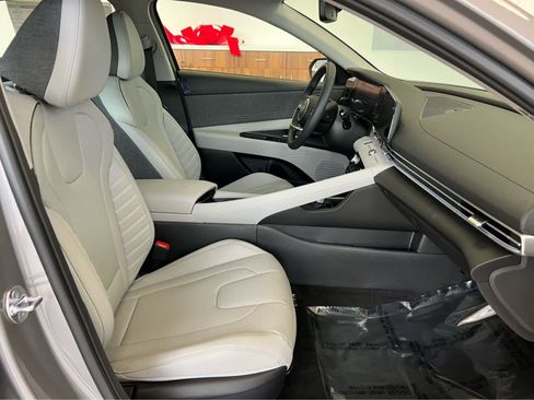 New 2026 Hyundai Elantra Limited FWD image 17