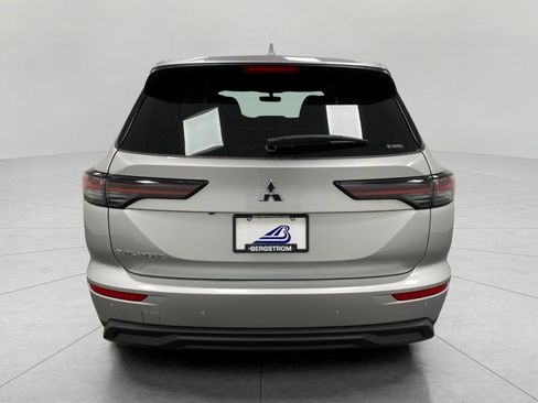 New 2026 Mitsubishi Outlander ES image 4