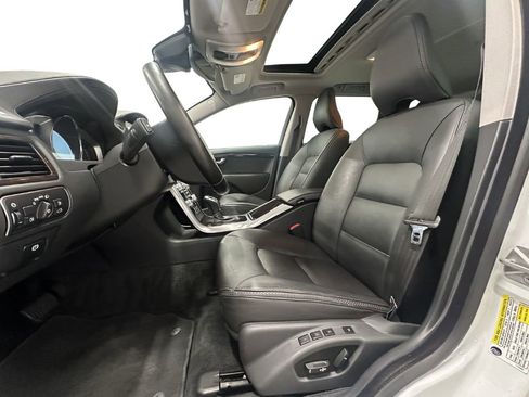 Used 2016 Volvo XC70 T5 Premier w/ Proximity Package image 12