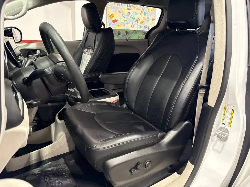 Used 2024 Chrysler Pacifica Touring-L FWD image 10