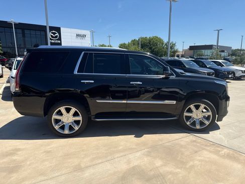 Used 2019 Cadillac Escalade Luxury AWD/4WD image 4