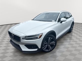 Used 2025 Volvo V60 B5 Cross Country Plus AWD/4WD video 2