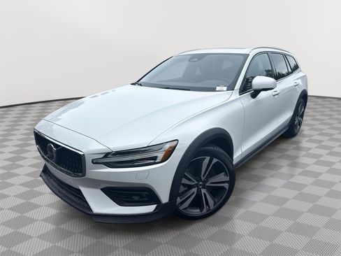 Used 2025 Volvo V60 B5 Cross Country Plus AWD/4WD image 2