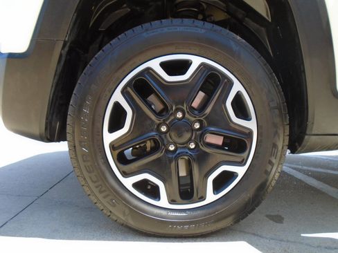 Used 2016 Jeep Renegade Trailhawk AWD/4WD image 27