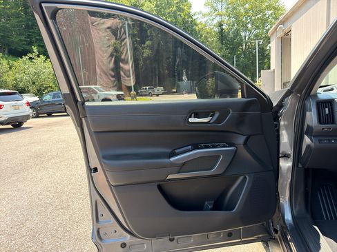 Used 2025 Nissan Pathfinder SL w/ SL Premium Package FWD image 9