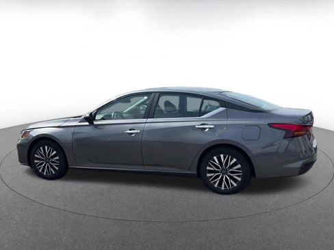 Used 2025 Nissan Altima 2.5 SV image 9