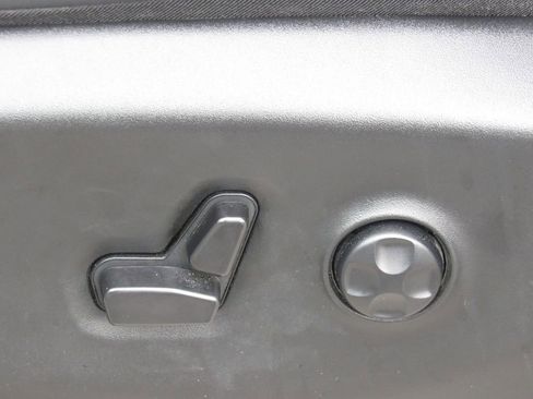 Used 2024 Chrysler Pacifica Touring-L FWD image 11