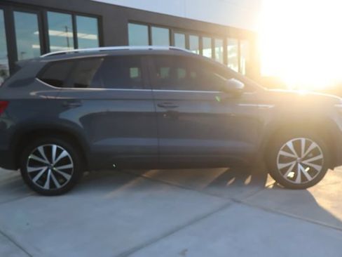 Used 2022 Volkswagen Taos SE FWD image 2