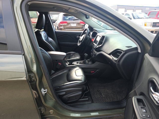 Used 2020 Jeep Cherokee Trailhawk w/ Cold Weather Group AWD/4WD image 12