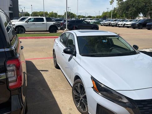 Used 2024 Nissan Altima 2.5 SR w/ SR Premium Package image 1