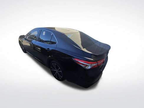 Used 2018 Toyota Camry SE image 4