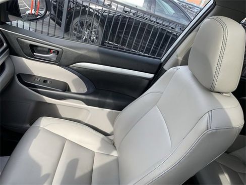 Used 2019 Toyota Highlander XLE image 31