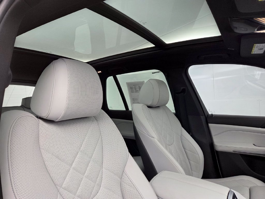 Used 2024 BMW X5 xDrive40i w/ M Sport Package AWD/4WD image 15