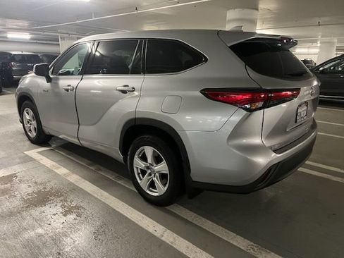 Used 2021 Toyota Highlander LE AWD/4WD image 2