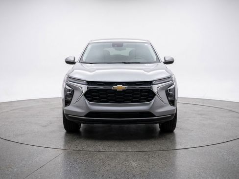 Used 2025 Chevrolet TrailBlazer LT FWD image 2
