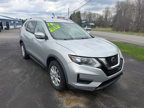 Used 2018 Nissan Rogue SV image 3