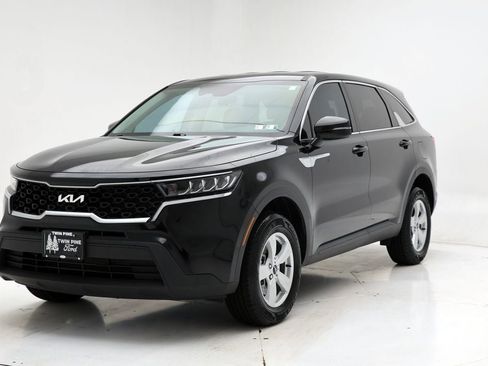 Used 2023 Kia Sorento LX image 2