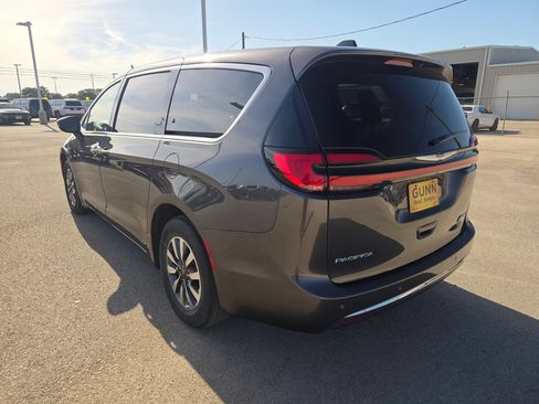 Used 2023 Chrysler Pacifica Touring-L FWD image 5