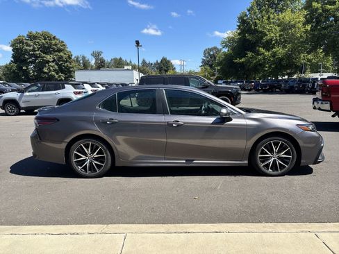 Used 2022 Toyota Camry SE w/ Convenience Package FWD image 4