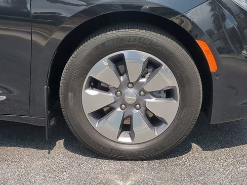 Used 2019 Chrysler Pacifica Limited w/ Advanced Safetytec Group FWD image 11