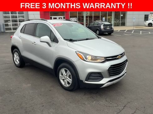 Used 2020 Chevrolet Trax LT w/ LT Convenience Package FWD image 2