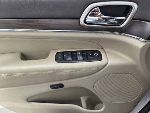 Used 2014 Jeep Grand Cherokee Overland image 28