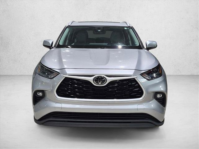 Used 2023 Toyota Highlander XLE FWD image 2