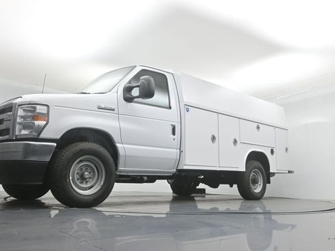 New 2026 Ford E-350 and Econoline 350 Super Duty w/ Power Equipment Group image 42