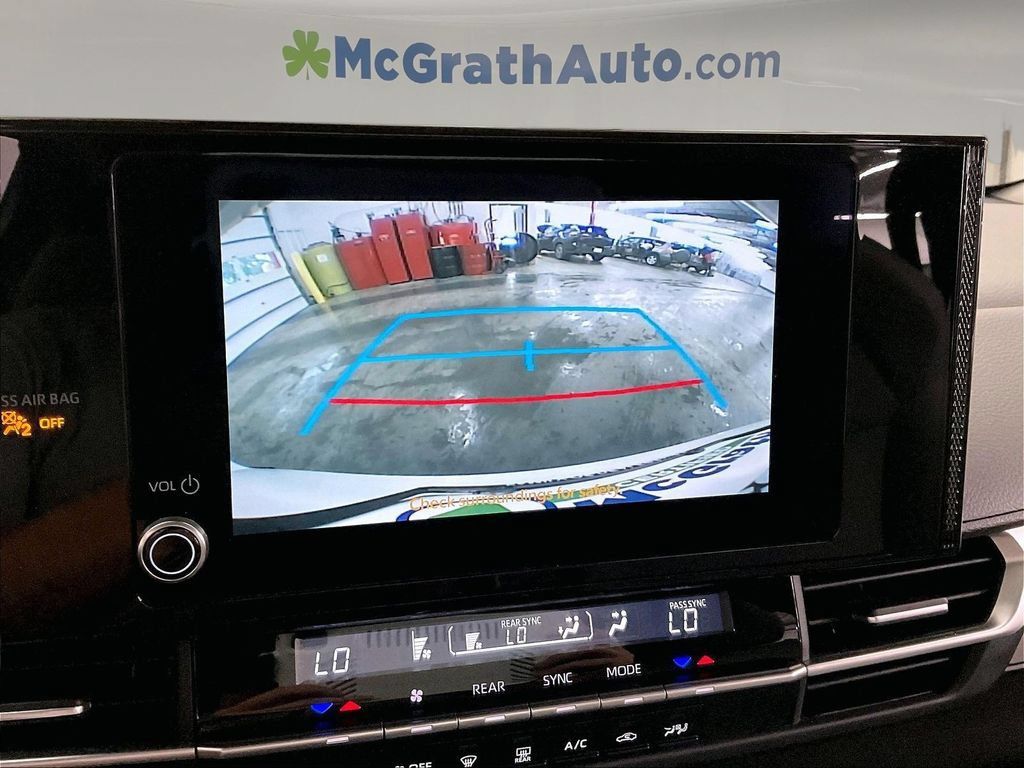 Used 2025 Toyota Sienna LE FWD image 25
