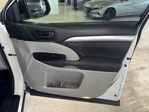 Used 2019 Toyota Highlander LE FWD image 9