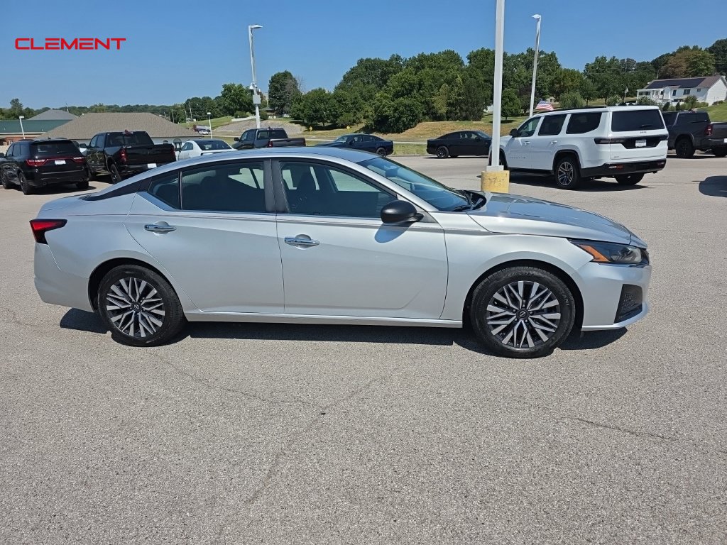Used 2025 Nissan Altima 2.5 SV FWD image 3