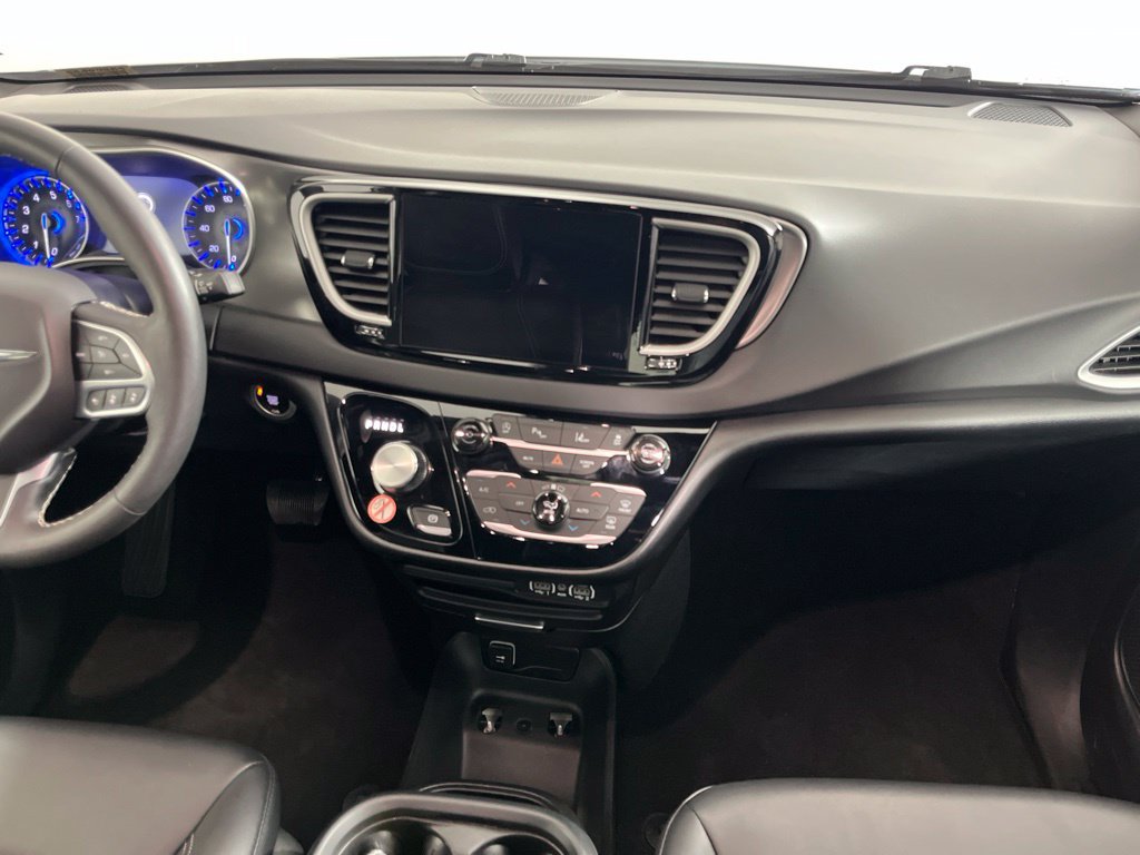 Used 2025 Chrysler Pacifica Select FWD image 17