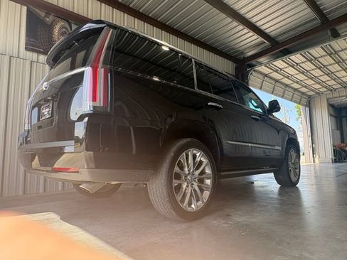Used 2020 Cadillac Escalade Premium Luxury RWD image 5