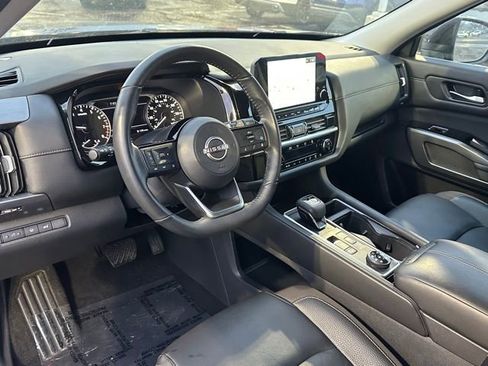 Certified 2025 Nissan Pathfinder SL image 30