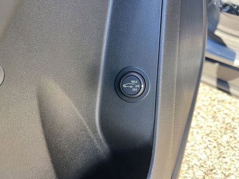 Used 2023 Chevrolet Equinox LT image 23