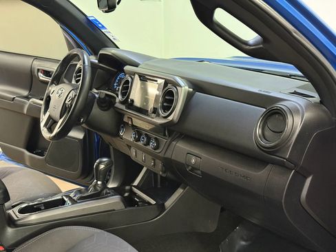 Used 2016 Toyota Tacoma TRD Sport w/ Towing Package image 13